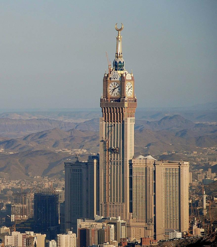 Часы в саудовской аравии. Часовая башня Абрадж Аль-Бейт. Королевская башня в Мекке. Королевская часовая башня в Мекке. Мекка Роял клок Тауэр.